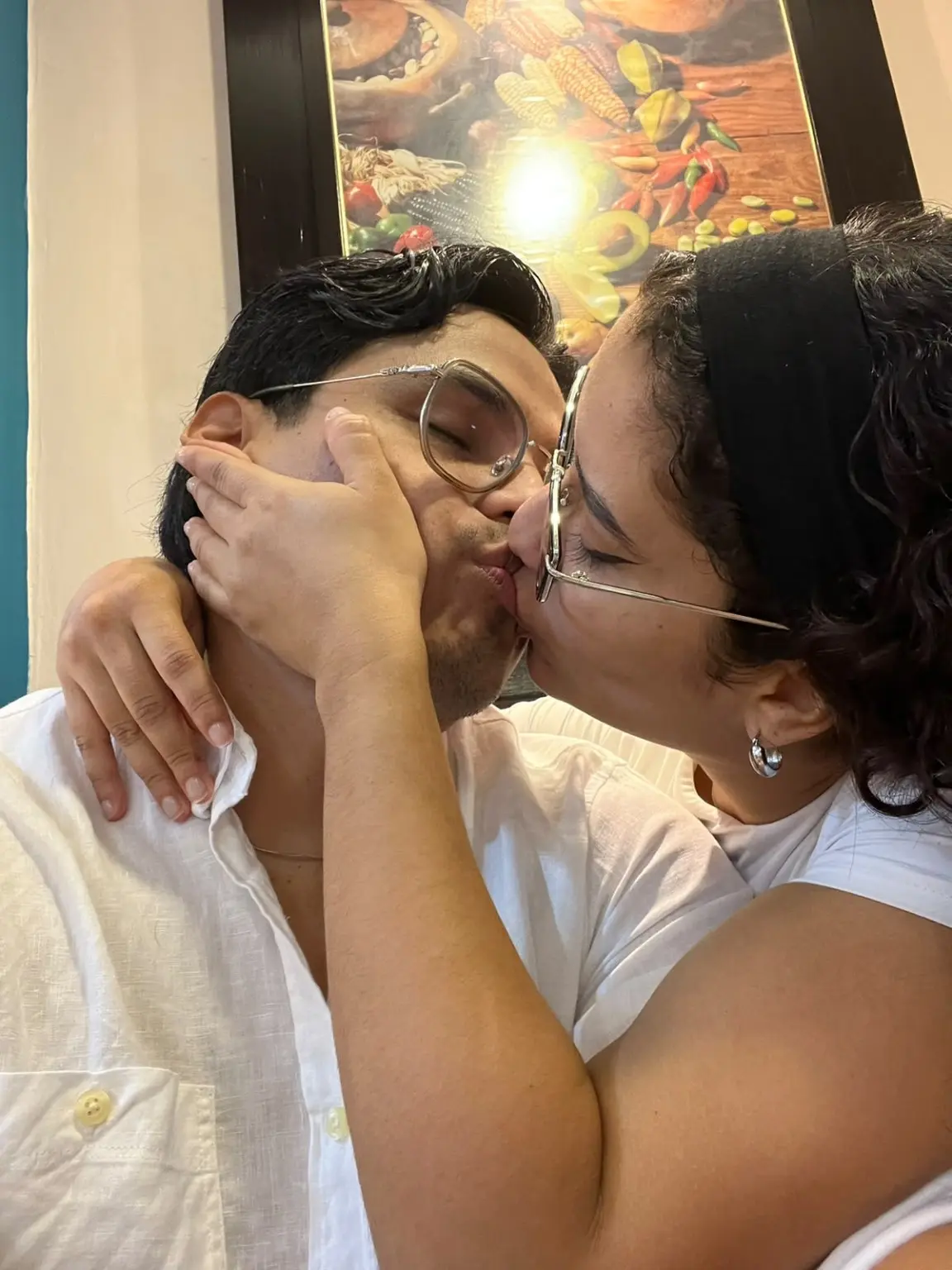 Joyce y su pareja compartiendo un beso