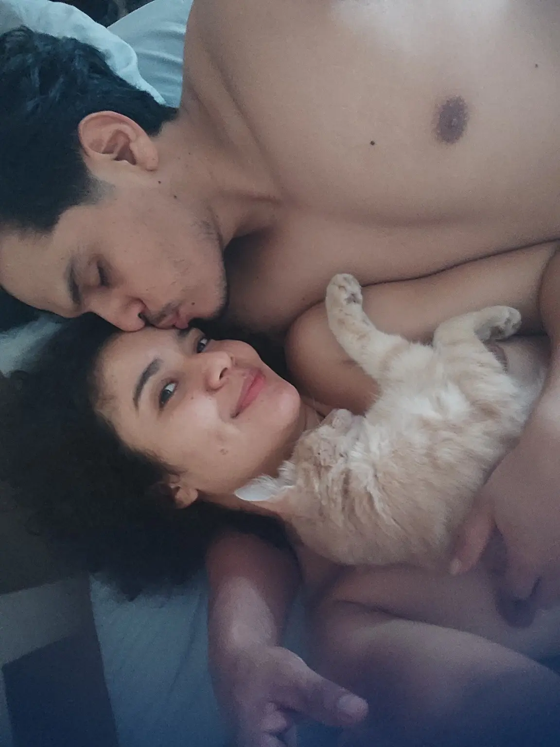 Joyce y su pareja abrazados junto a su gato