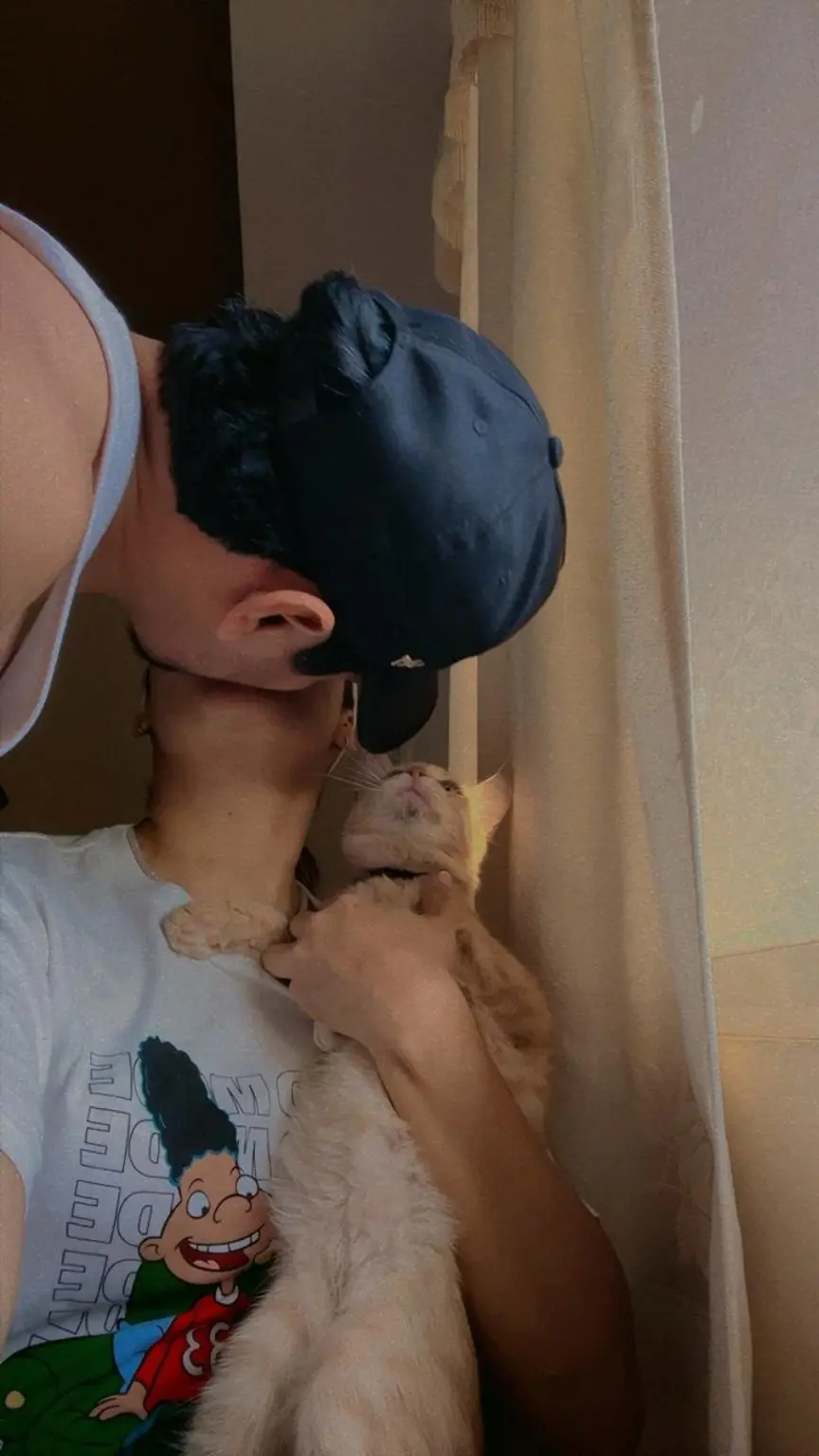 Un momento cariñoso de la pareja con su gato