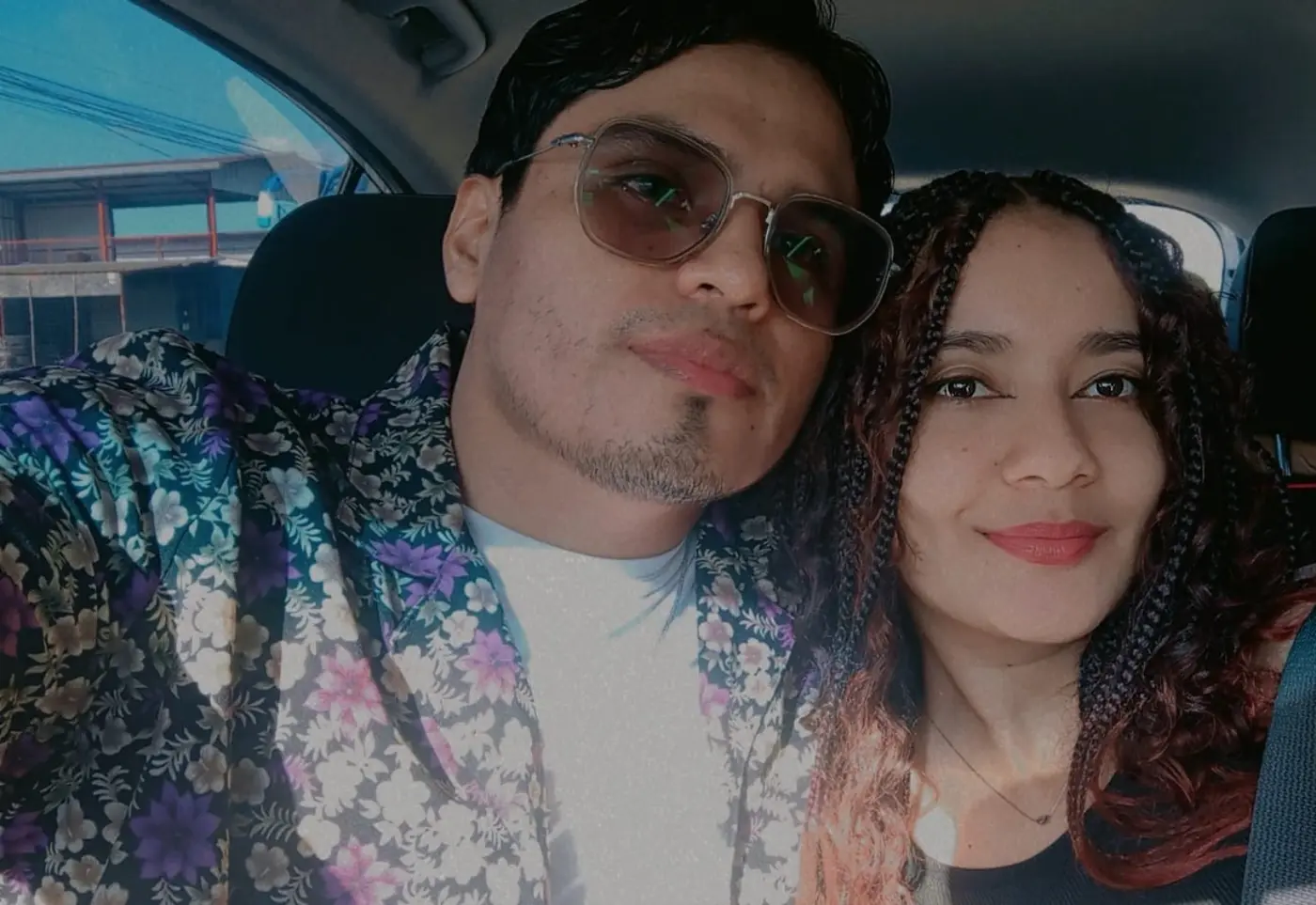 Joyce y su pareja sonriendo juntos